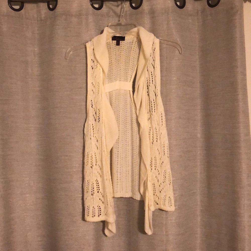 3/$15 ⭐️ Sleeveless Sweater Shrug